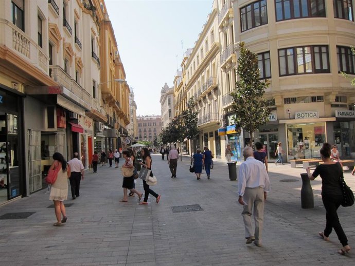 Archivo - Cruz Conde, principal calle comercial del centro de la ciudad de Córdoba, en una imagen de archivo