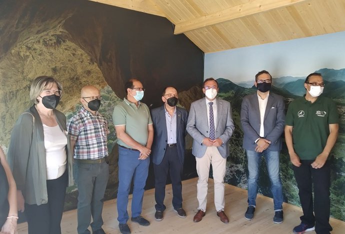 El delegado de Medio Natural y Carreteras, Francisco Palomares (tercero por la dcha.), visita el Aula del Geoparque de la Vía Verde del Aceite.