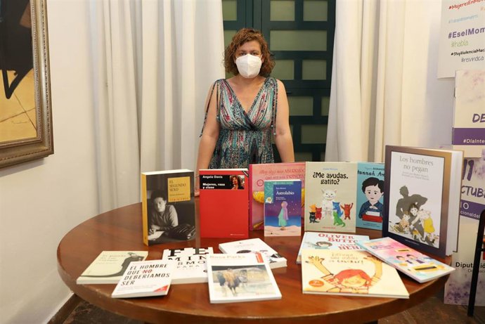 La delegada de Igualdad y vicepresidenta tercera de la Diputación, Alba Doblas, con los libros para los rincones Violeta y Ultravioleta.