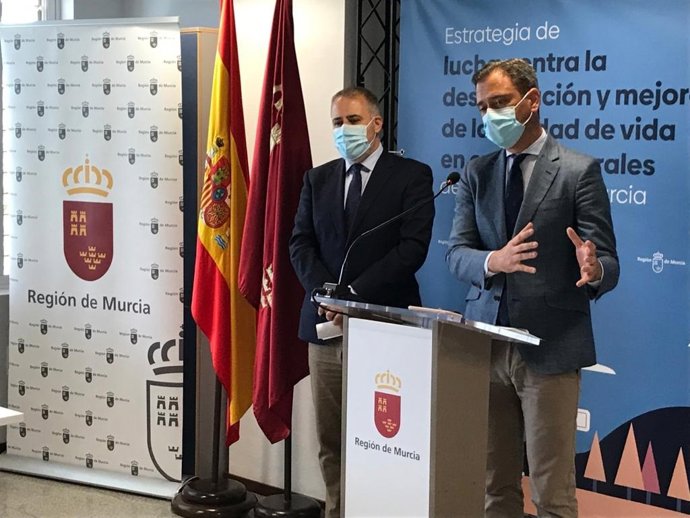 El consejero Marcos Ortuño explica los pormenores del grupo de Trabajo Interdepartamental constituido para abordar las medidas que se pondrán en marcha para luchar contra la despoblación en la Región