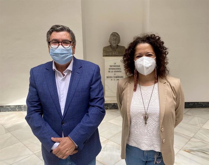 El alcalde de Vélez, Antonio Moreno Ferrer y la edil de Cultura, Cynthia García