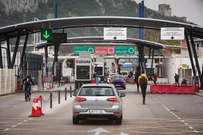 Archivo - Tránsito de coches y personas en la frontera de Gibraltar, después de que España haya decidido levantar la restricción temporal del acceso por vía terrestre al espacio Schengen a través del puesto de control de personas con el territorio de Gi