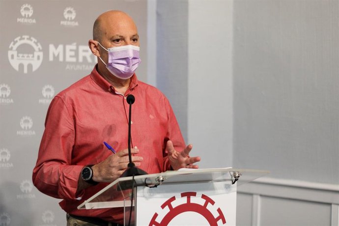 El delegado de Formación y Empleo del Ayuntamiento de Mérida, Julio César Fuster, en rueda de prensa