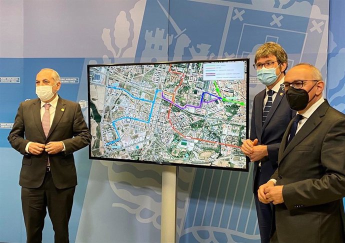 El consejero de Planificación Territorial, Vivienda y Transportes del Gobierno Vasco, Iñaki Arriola, el diputado general de Álava, Ramiro González, y el alcalde de Vitoria, Gorka Urtaran