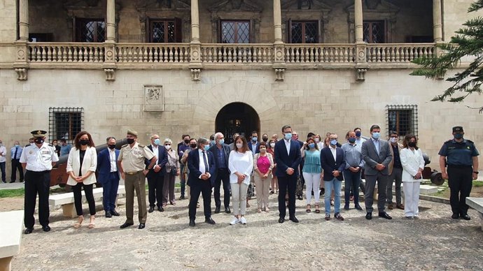 El Govern y representates políticos guardan un minuto de silencio para condenar el asesinato machista de Ibiza