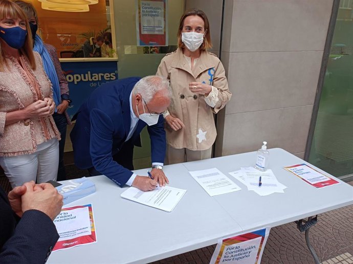 La portavoz del PP en el Congreso, Cuca Gamarra, en la mesa de firmas en La Rioja contra los indultos a los condenados por sedición