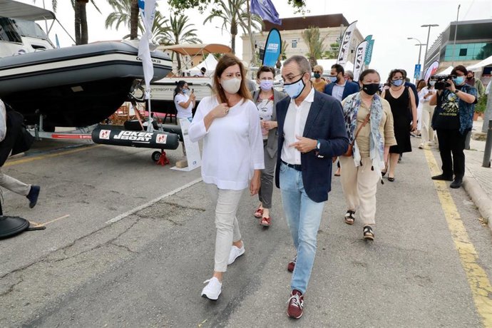 La presidenta del Govern, Francina Armengol, y el vicepresidente y conseller de Transición Energética, Sectores Productivos y Memoria Democrática, Juan Pedro Yllanes, en la Palma International Boat Show.
