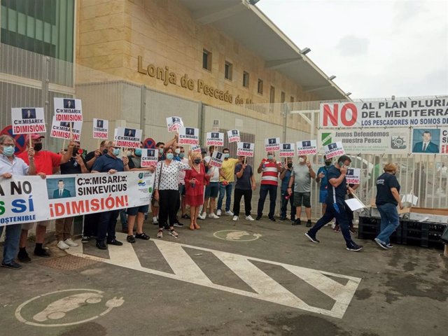 El sector pesquero protesta por el plan de gestión de demersales de la UE frente a la Lonja de Almería