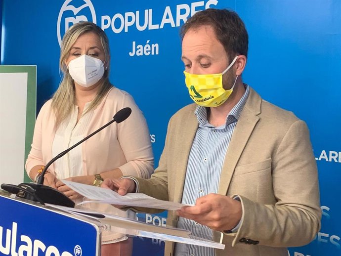Erik Domínguez, en la rueda de prensa junto a Elena González.