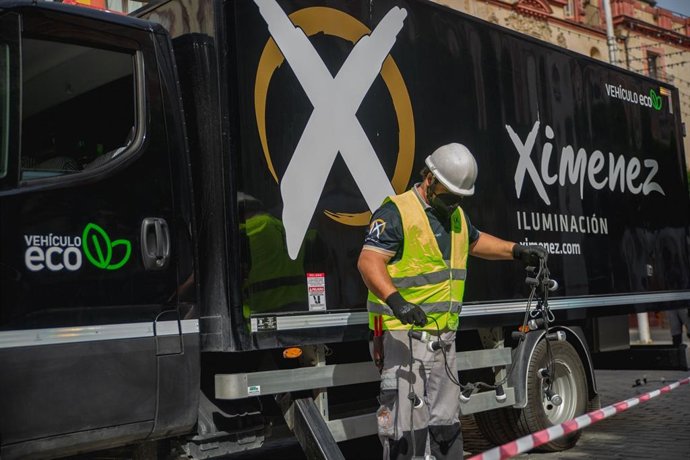 Un operario de Ximenez Iluminación.