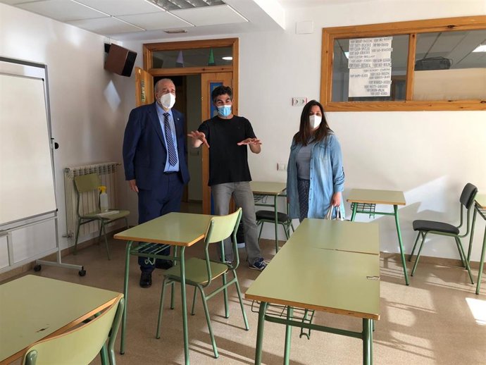 Manuel Rando y Ana Cris Lahoz visitan el Aula de Adultos de Calamocha junto al secretario del centro, David Esteban