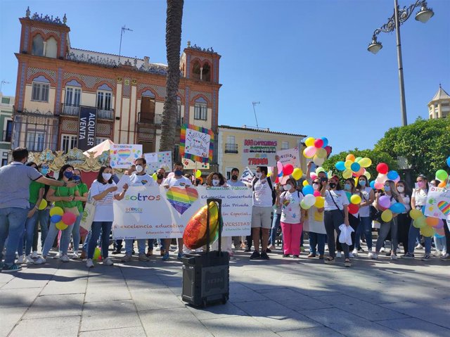 Los centros de educación infantil y guarderías de Extremadura se manifiestan en Mérida contra la Junta.