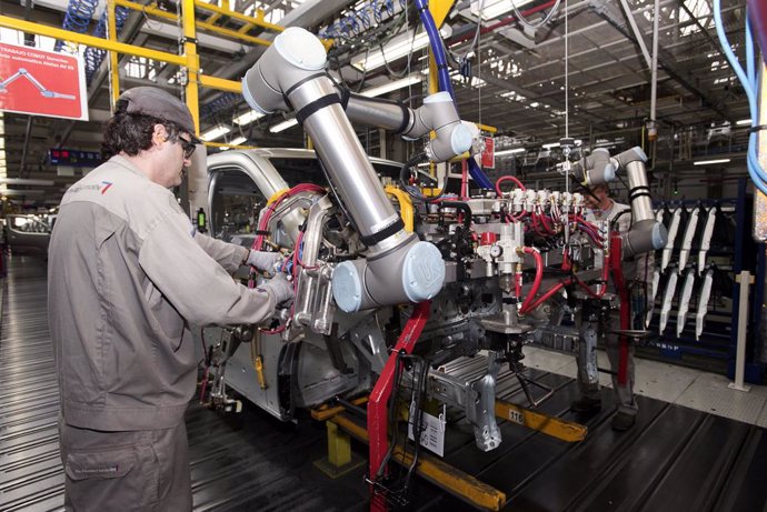 Archivo - Producción del Opel Combo en la planta del grupo Stellantis de Vigo. 