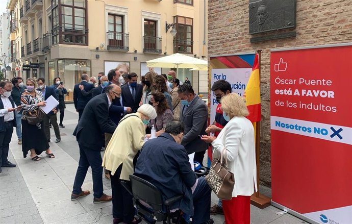Mesa de recogida de firmas contra los indultos de los políticos independentistas presos en la calle Santiago de Valladolid.