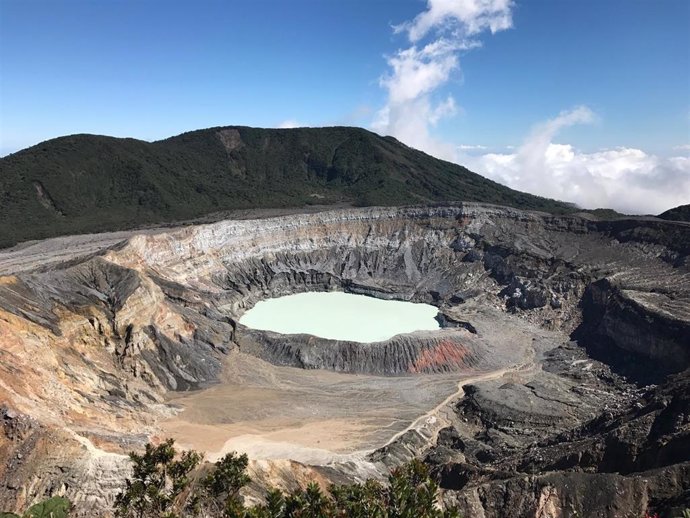 Los investigadores de MSU y sus colegas estudiaron las comunidades microbianas tomando muestras de fuentes termales en Costa Rica, como la que se muestra aquí, que están conectadas a entornos terrestres profundos.