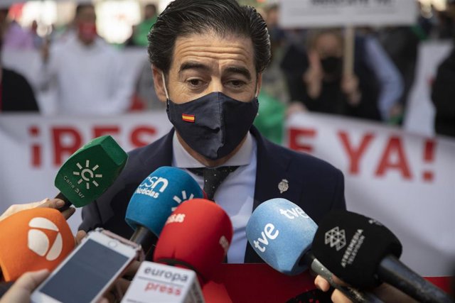 Archivo - Antonio Luque atiende a los medios durante una protesta, en foto de archivo.