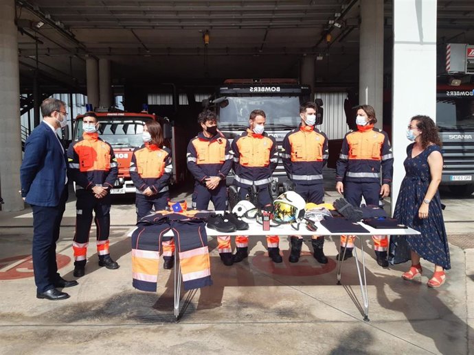 El alcalde de Palma, José Hila, y la regidora de Seguridad Ciudadana, Joana Adrover, en la presentación de los uniformes.