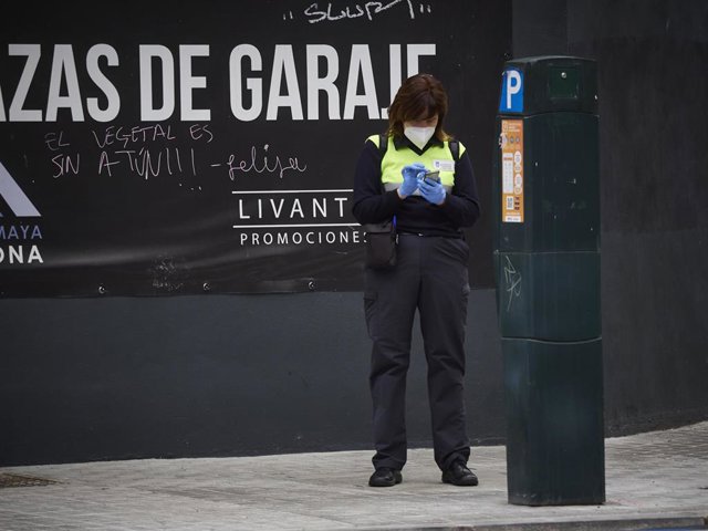 Archivo - Una vigilante de parquímetros de la Zona Azul vuelve al trabajo tras la vuelta a la normalidad de la Zona de Estacionamiento Limitado y Restringido de la ciudad