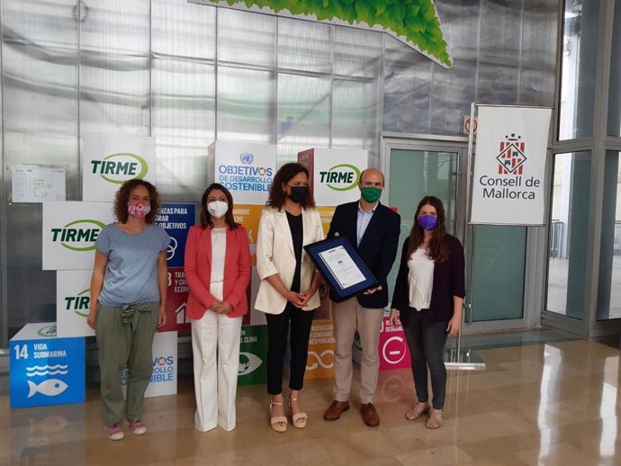 La presidenta del Consell, Catalina Cladera (en el centro), y la vicepresidenta Aurora Ribot (primera por la derecha), reciben el certificado de Aenor por la estrategia de economía circular de Tirme.