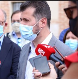 Tudanca atiende a los medios de comunicación,. Archivo