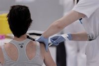 Andalucía vuelve a batir récord diario con 122.681 dosis y el 47,51% de mayores de 16 años tienen al menos una