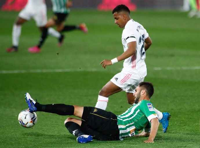 Archivo - Victor Ruiz of Real Betis and Rodrygo Silva de Goes of Real Madrid in action during the spanish league, La Liga, football match played between Real Madrid and Real Betis at Ciudad Deportiva Real Madrid on April 24, 2021, in Valdebebas, Madrid,