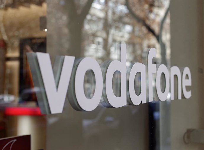 Archivo - Tienda de Vodafone en Madrid