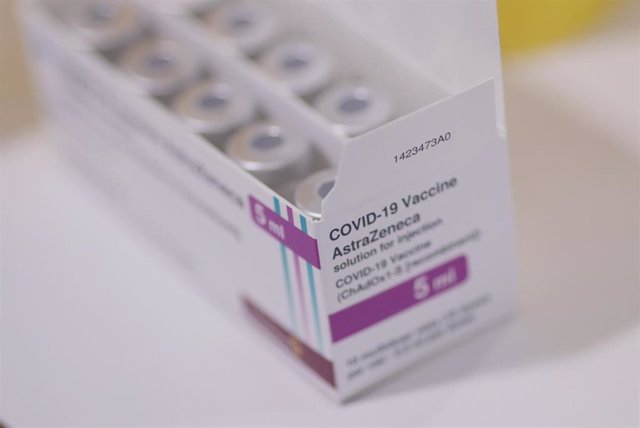 Caja con dosis de la vacuna de AstraZeneca contra el Covid-19 en el Hospital Isabel Zendal.