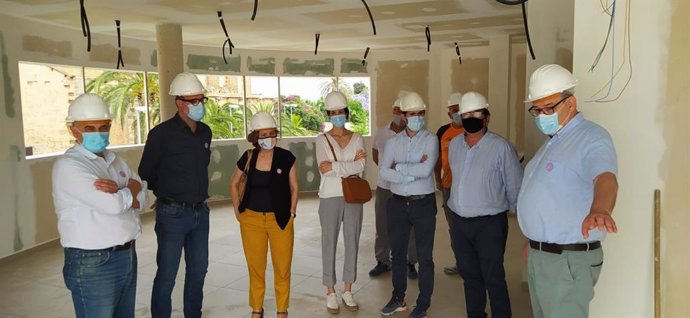 La consellera de Asuntos Sociales y Deportes, Fina Santiago, teniente de alcalde de Cultura y Bienestar Social, Antoni Noguera, visitan las obras del centro de día de Sa Indioteria.