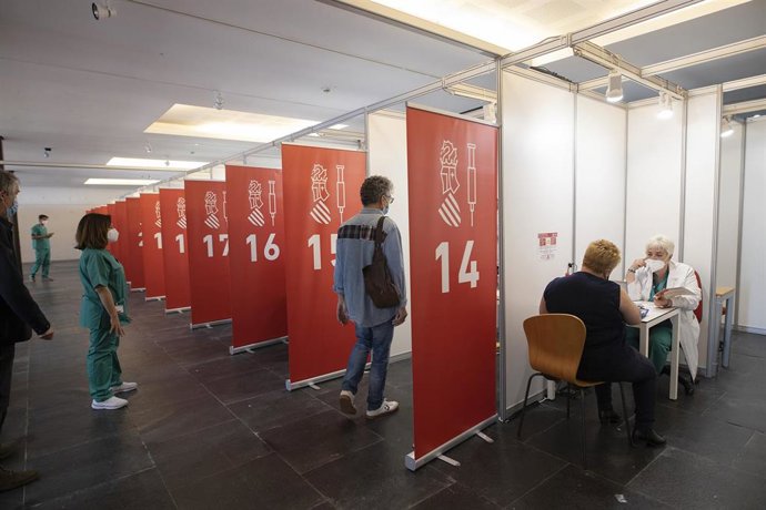 Archivo - Varias personas esperan para ser vacunadas en Castelló
