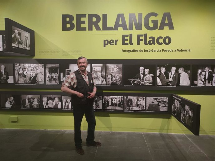 El fotógrado  José García Poveda, El Flaco, posa junto a la exposición 'Berlanga por El Flaco' en el MuVIM