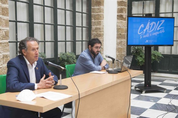 El diputado de Turismo y vicepresidente primero de la Diputación Provincial de Cádiz, José María Román, junto al periodista gastronómico y director de la web 'Cosas de Comé', Pepe Monforte.