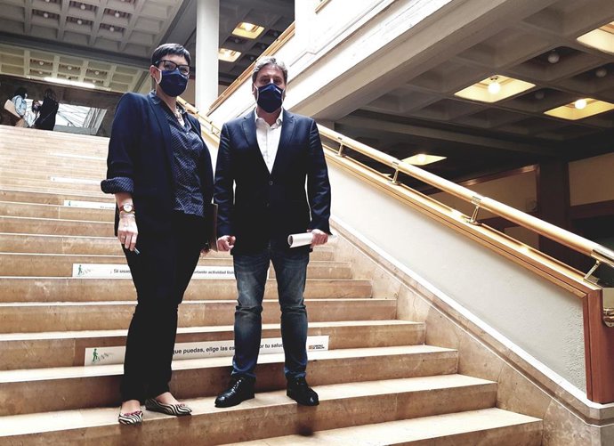 La directora general de Vivienda y Rehabilitación del Gobierno de Aragón, Verónica Villagrasa, y el consejero de Vertebración del Territorio, Movilidad y Vivienda, José Luis Soro.