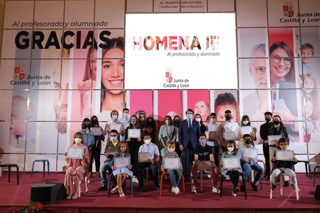 El presidente de la Junta, Alfonso Fernández Mañueco, en el centro junto a la consejera de Educación, Rocío Lucas, en la foto de familia en el homenaje a profesorado y alumnado este curso.