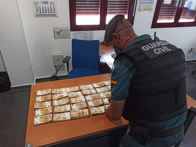 Agente de la Guardia Civil tras una operación contra el blanqueo