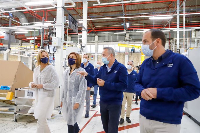 Visita de la conselleira de Medio Ambiente, Territorio e Vivenda, Ángeles Vázquez, a la planta de Stellantis en Vigo, acompañada por el director de la factoría, Ignacio Bueno.