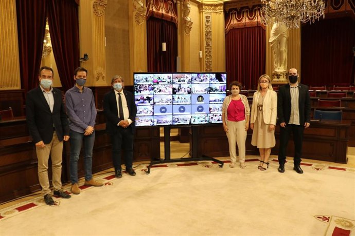 El Parlament entrega sus premios de los concursos de dibujo y redacción.