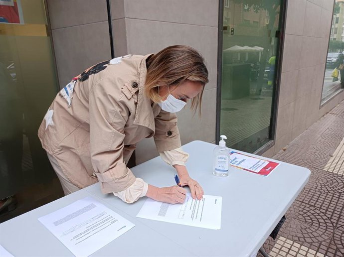 La portavoz del PP en el Congreso, Cuca Gamarra, firmando contra los indultos a los condenados por sedición