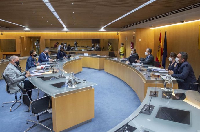 La presidenta del Gobierno de Navarra, María Chivite (2d) y el ministro de Ciencia y Universidades, Pedro Duque (3d), durante una reunión en la sede del Ministerio, a 4 de junio de 2021, en Madrid (España).