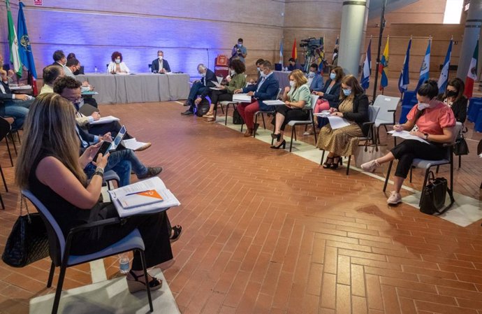 Pleno de la Diputación celebrado en el Foro Iberoamericano de La Rábida.