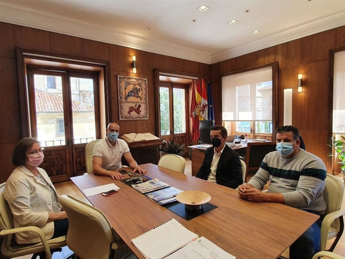 El alcalde de León, José Antonio Diez, acompañado de la concejala de Acción y Promoción Cultural, Evelia Fernández, se reúne con los feriantes.