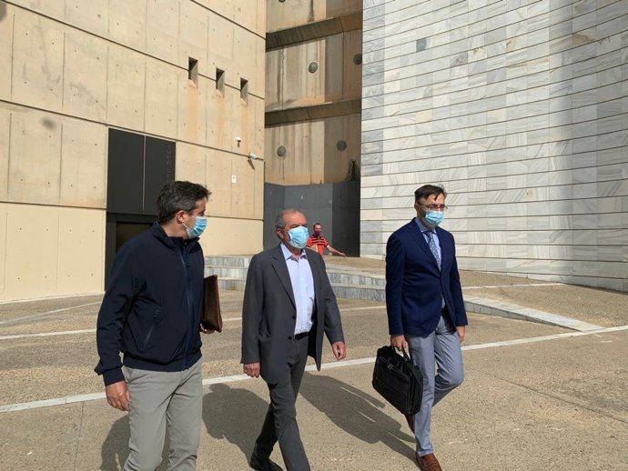 Joan Reñe, en el centro, junto a sus abogados, a su llegada a los juzgados de Lleida.