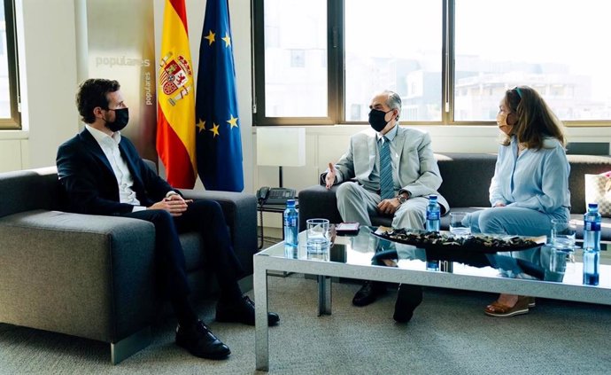 El líder del PP, Pablo Casado, se reúne con el editor Henrique Otero para "condenar la expropiación de El Nacional por Nicolás Maduro".