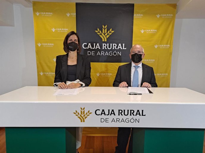 María Pérez y Jose Carlos Montes durante la firma del convenio