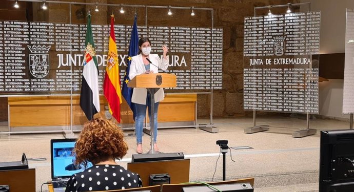 La consejera de Igualdad y portavoz de la Junta de Extremadura, Isabel Gil Rosiña, en rueda de prensa