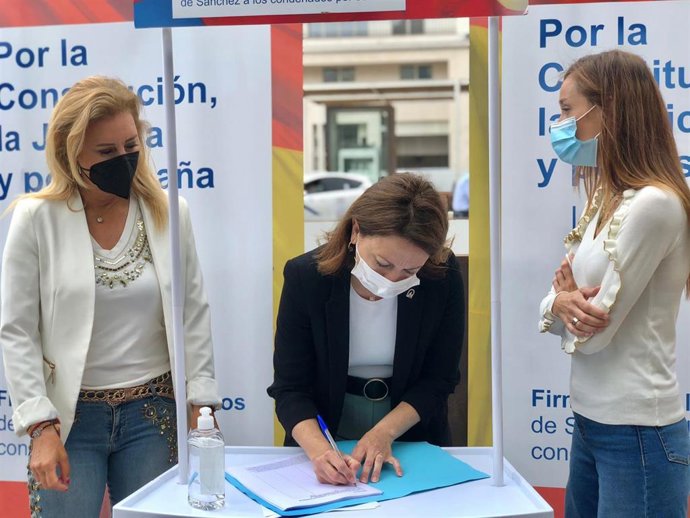 La secretaria general del PP de Málaga, Patricia Navarro, junto a la diputada nacional Carolina España y la portavoz del PP de Málaga, Elisa Pérez de Siles