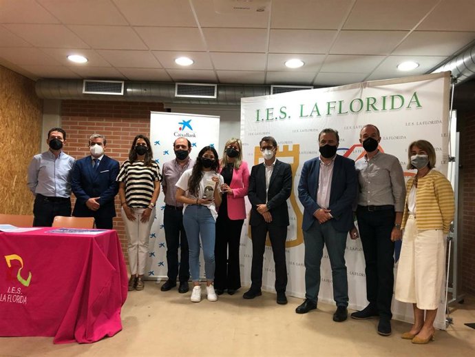 Imagen de la alumna durante la recogida del premio