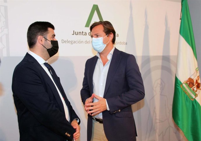 El delegado del Gobierno andaluz en Córdoba, Antonio Repullo (dcha.), junto al coordinador de programas del Instituto Andaluz de la Juventud, Salvador García.