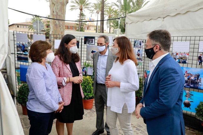 La presidenta del Govern, Francina Armengol, y el conseller de Movilidad y Vivienda, Josep Marí, con miembros de la fundación Palma Aqurium.