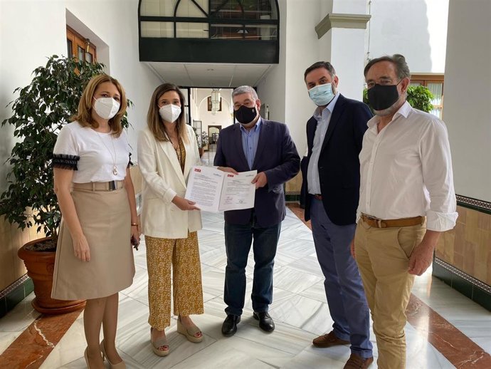 Los parlamentarios del PSOE de Sevilla Javier Fernández y Carmen Dolores Velasco, junto al alcalde de Écija, David García Ostos, registran varias iniciativas parlamentarias